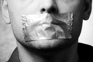 sloboda-prejavu-ticho-mlcanie